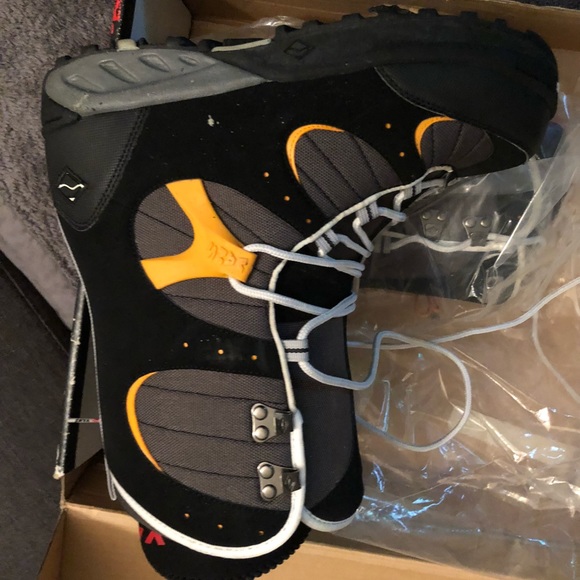 Vans Snowboarding Boots - Picture 5 of 5